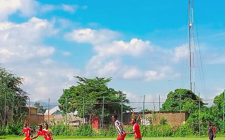 青少年梯队在训练场进行分组对抗的傍晚(外租是筛选的一部分而不是降级)